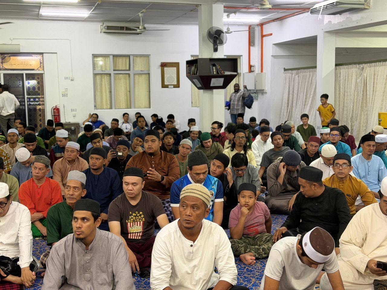 Jemaah lelaki di dalam masjid